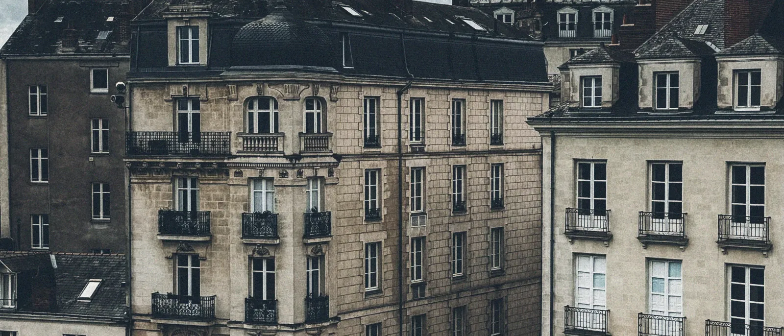 les immeubles du centre de Nantes, au bord de l'Erdre